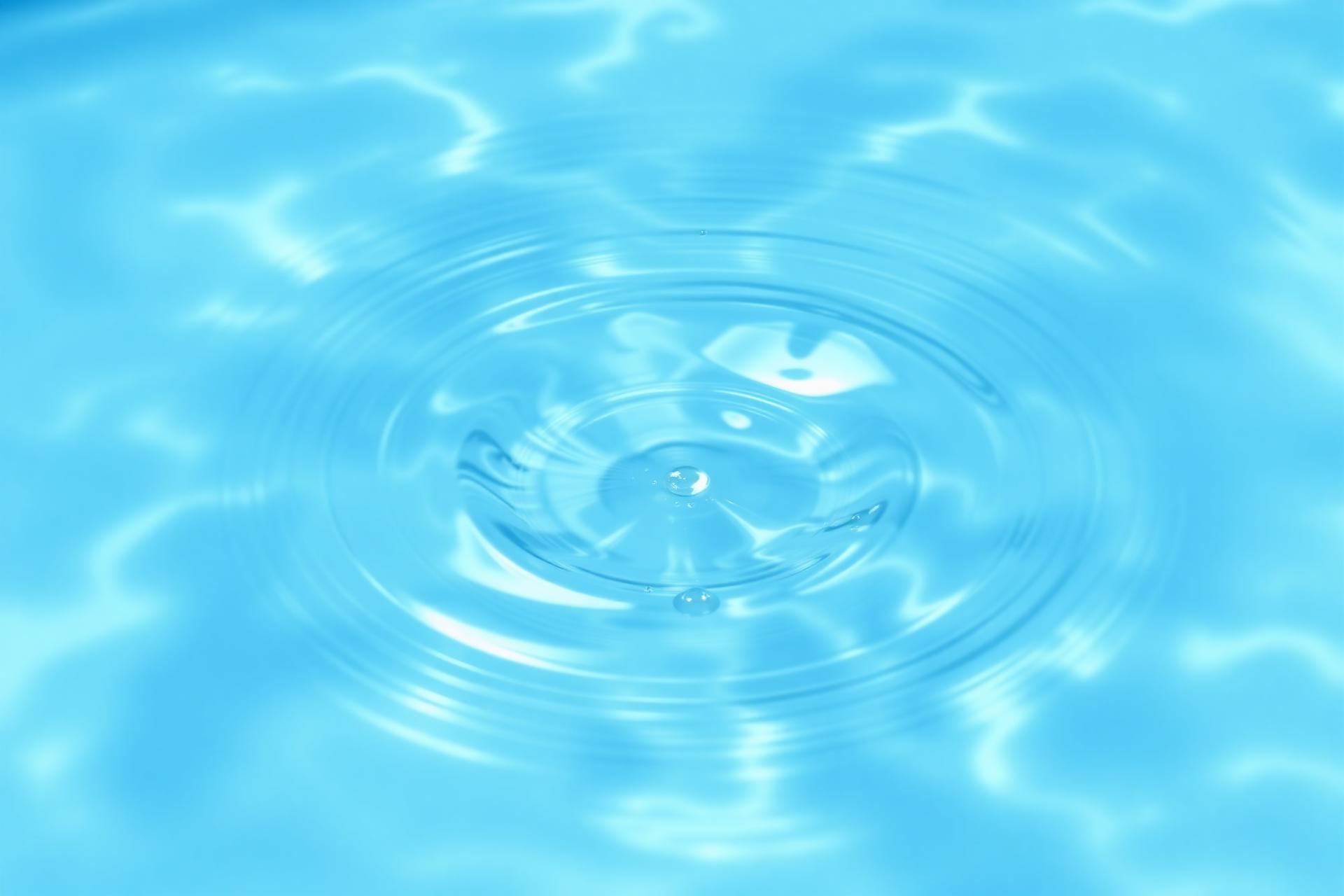 Agua pura cristalina